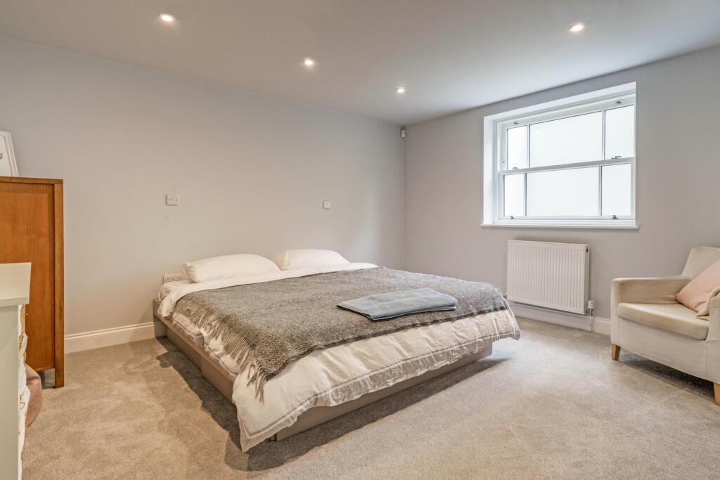 Apartment in Tunbridge Wells, Kent - More