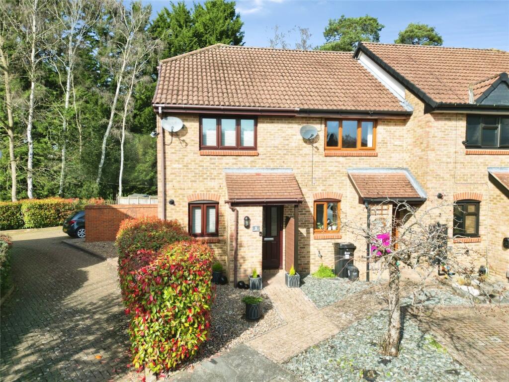 2-bed terraced on Wentworth Close, Crowthorne, Berkshire, RG45, £395,000