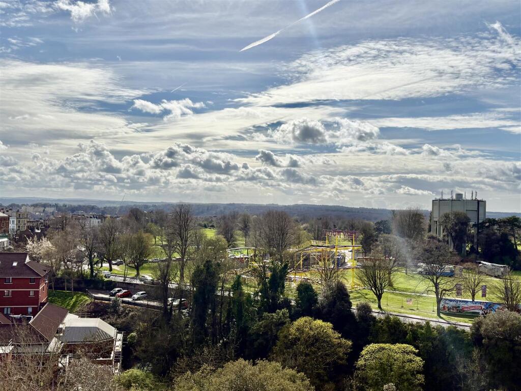 Main image of property: Extensive three bedroom apartment, Durdham Park, Bristol
