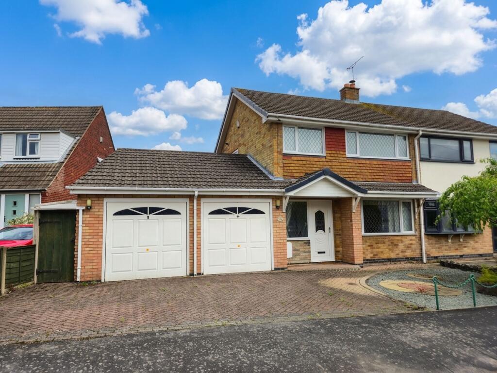 3-bed semi-detached on Laburnum Avenue, Newbold Verdon, LE9, £280,000