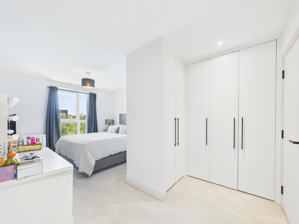 Apartment in Redhill - More