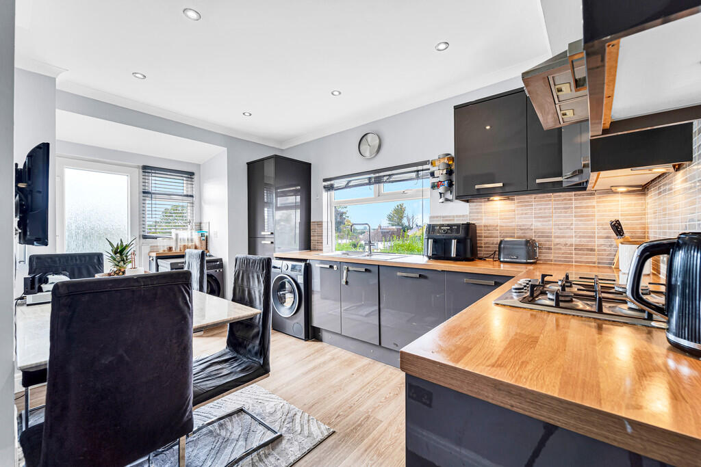 2-bed flat on London Road, Ashford, £310,000