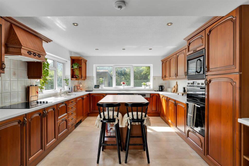 House in Newport - View 4