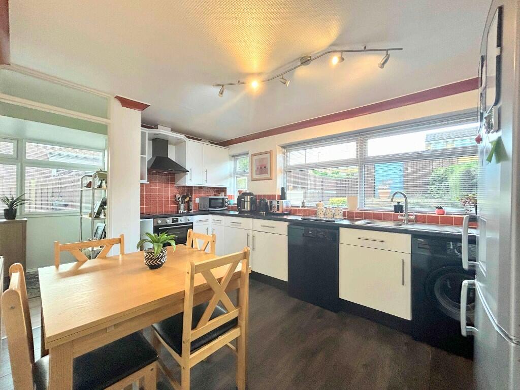 2 Foxcroft Drive, Rastrick, HD6 3PQ photo 2