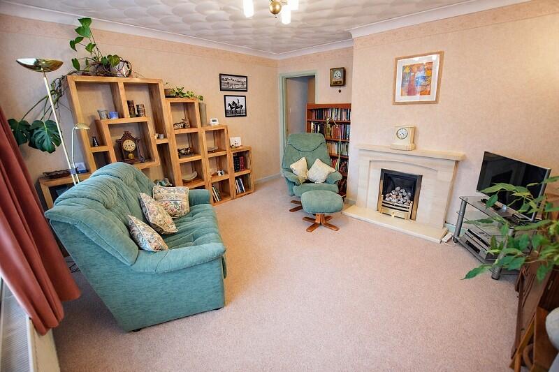 Powis Close, New Milton, Hampshire. BH25 6AW photo 2
