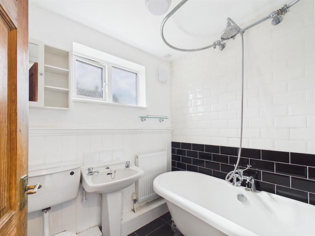 House in South Kesteven, Northfields, Stamford - More