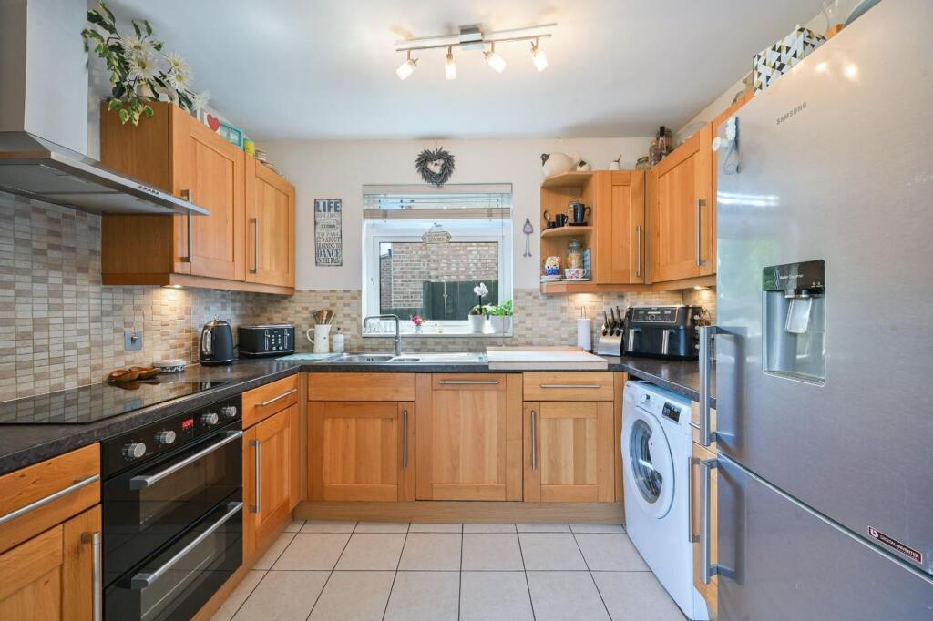 Elmwood Drive, Epsom, KT17 photo 4