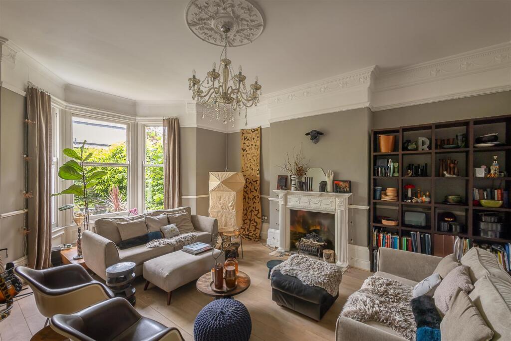 2-bed flat on St. Georges Terrace, Jesmond, Newcastle upon Tyne, £300,000