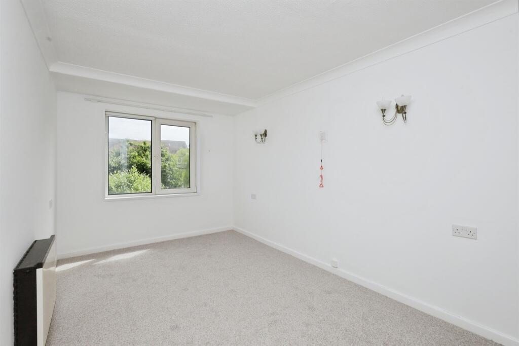 Apartment in Eastbourne, East Sussex - More