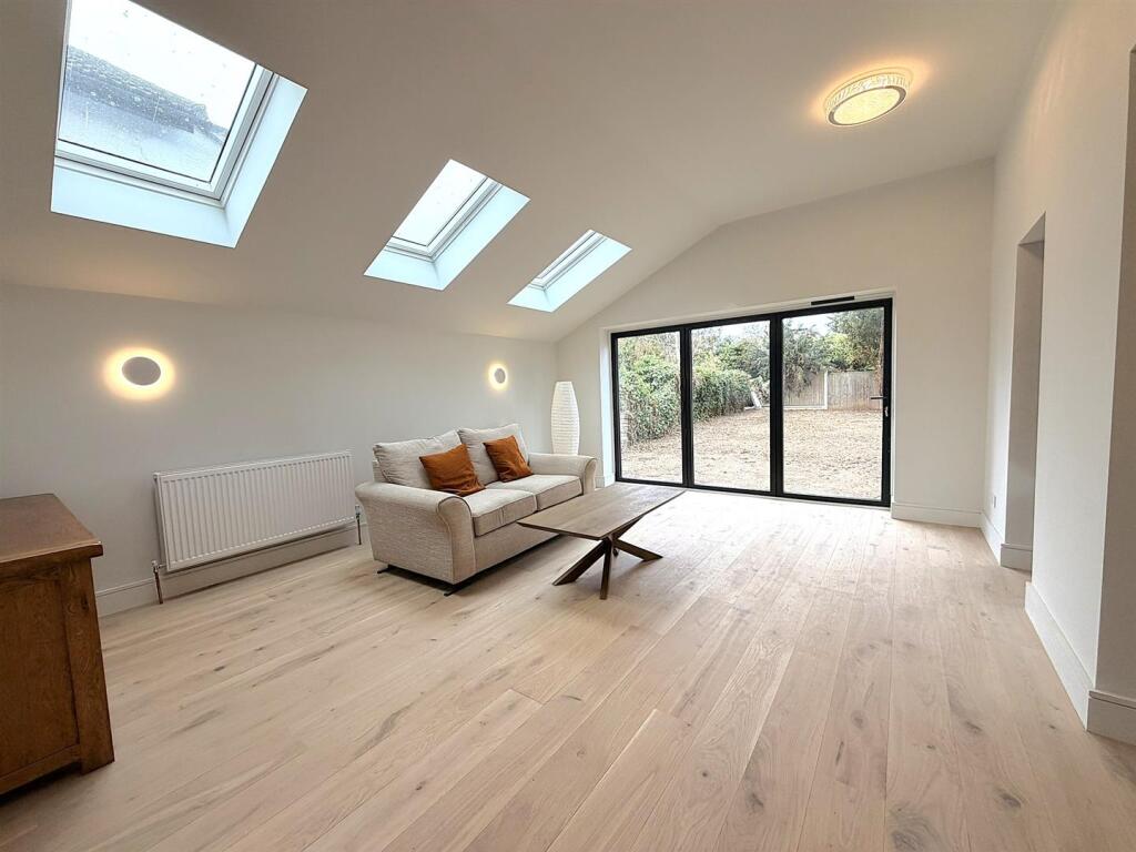 Apartment in Southend-on-Sea, Leigh-on-Sea - View 2