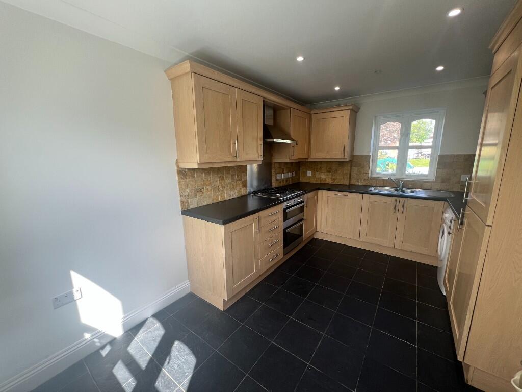 Canal Side, High Street, Hungerford, Berkshire, RG17 0DW - View 4