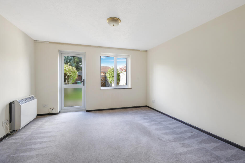 Clarence Court, Horley, Surrey, RH6 photo 3