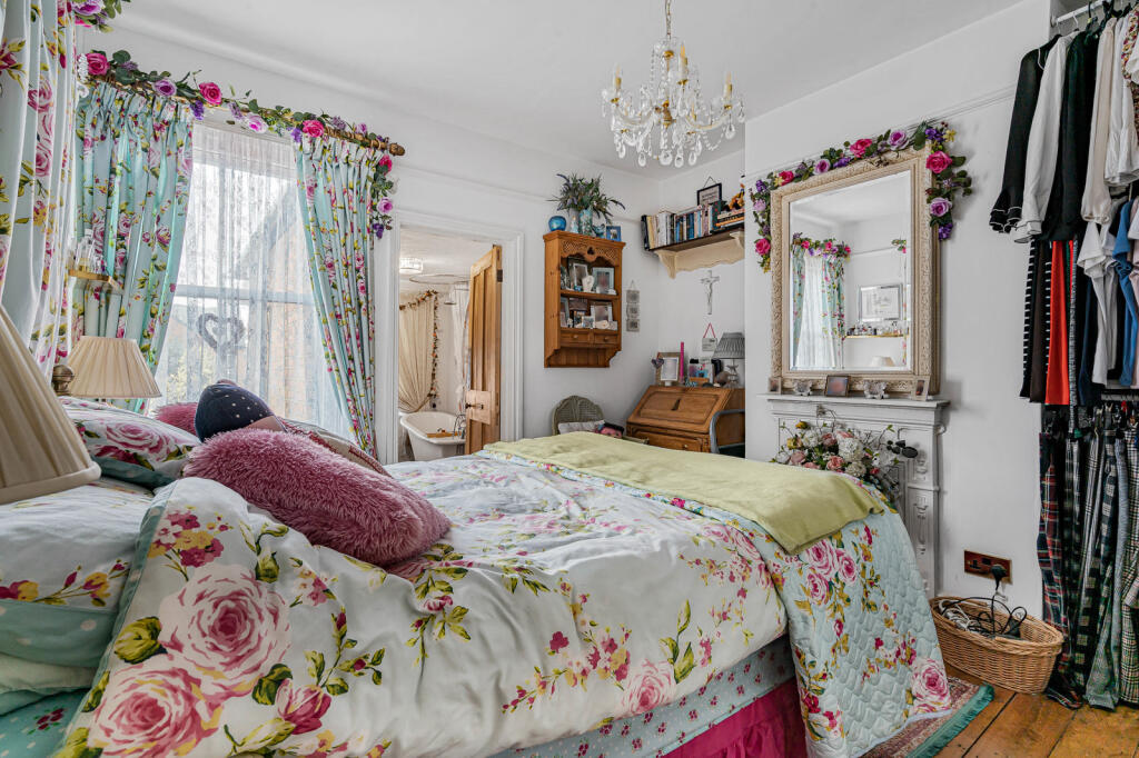 House in Runnymede, Addlestone - View 4