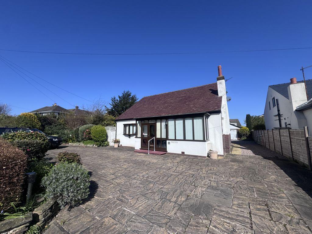 Main image of property: Tree Tops, 4 Oldfield Carr Lane, Poulton-Le-Fylde, FY6 8EW