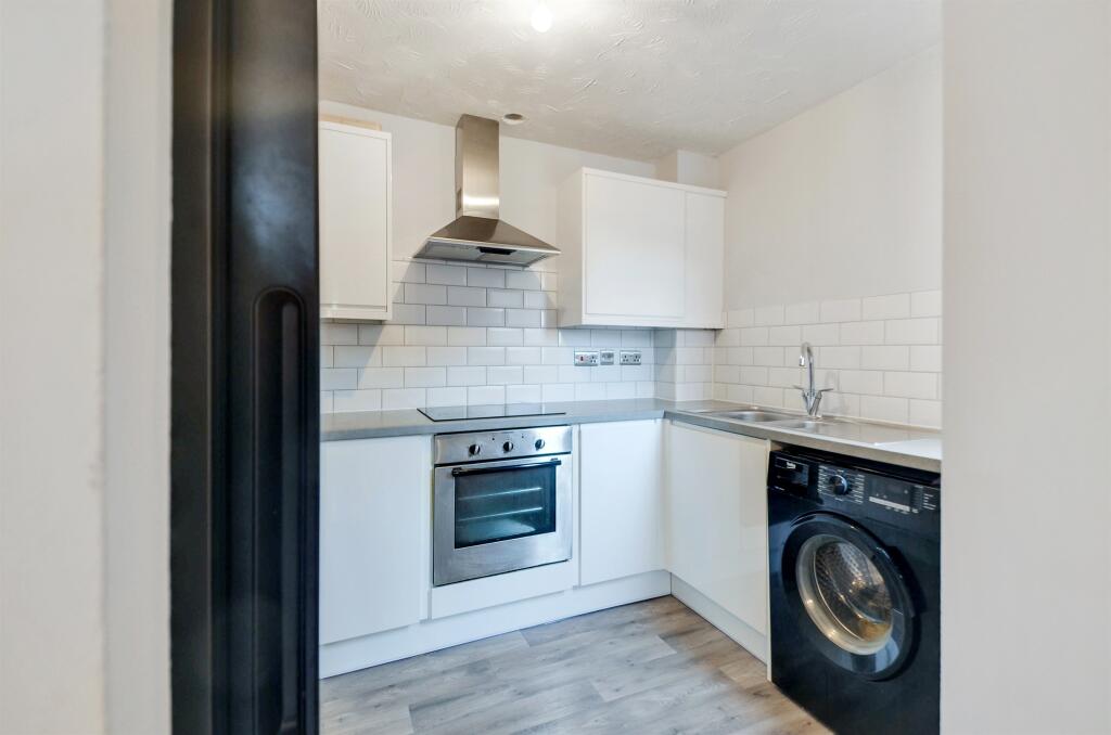 Apartment in Broxbourne, Hertfordshire - More