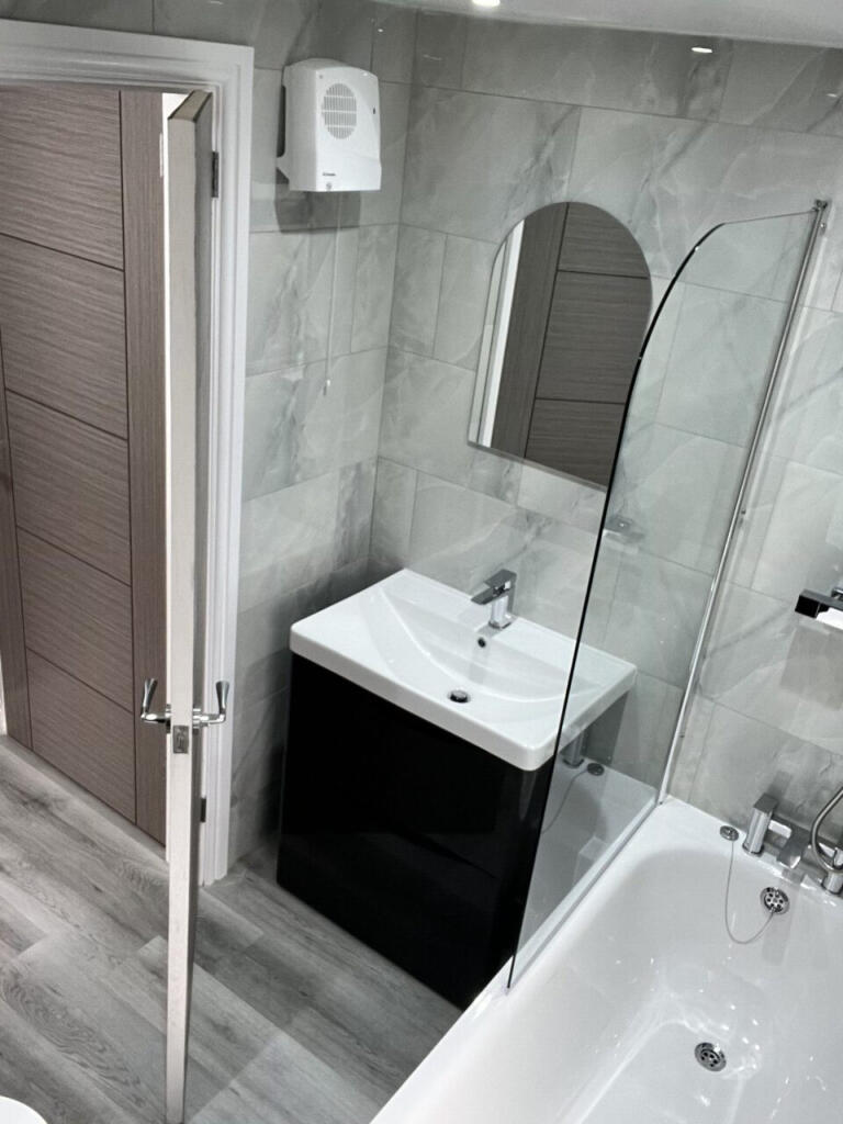 Apartment in Slough, Chalvey - More
