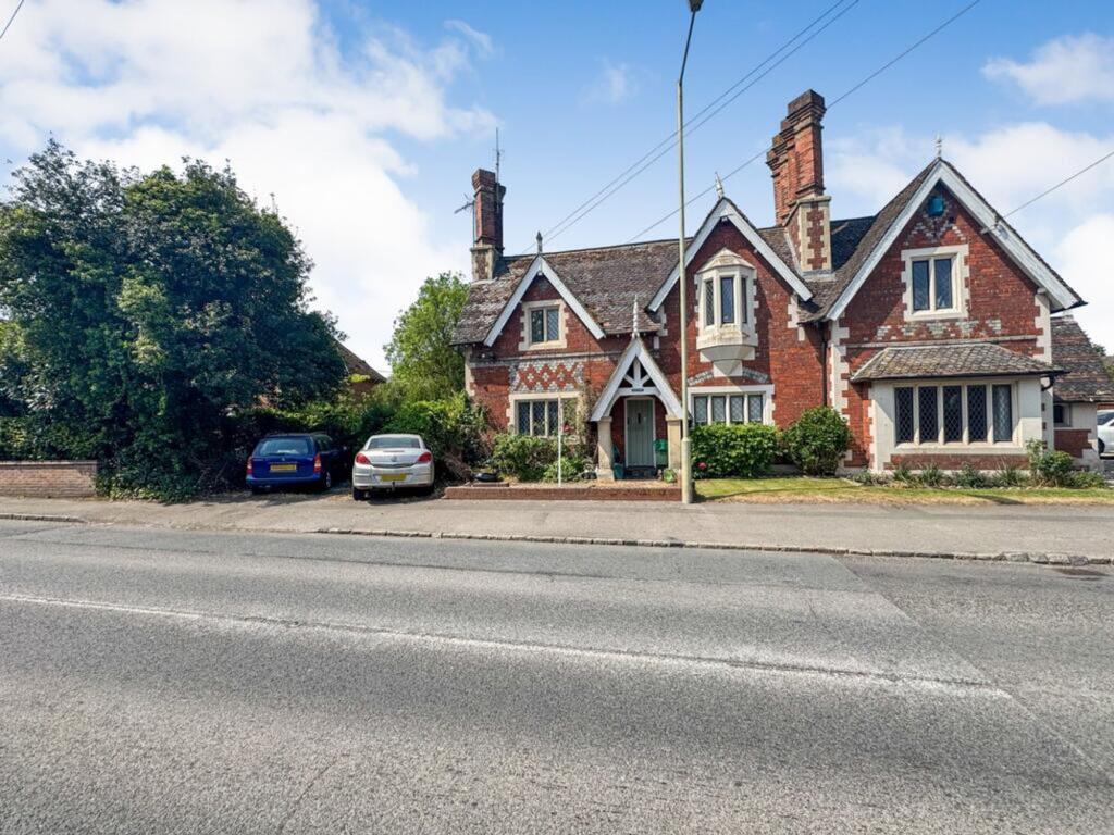 3-bed semi-detached on Tidmarsh, Reading, RG8, £400,000
