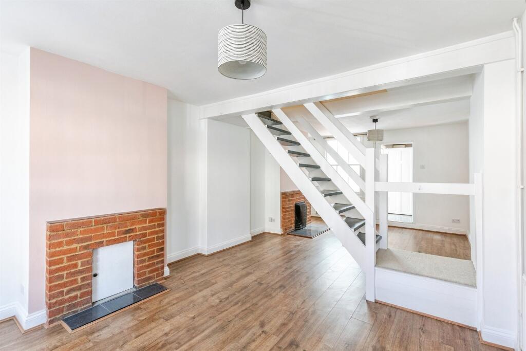 House in Irthlingborough, Crow Hill - View 4