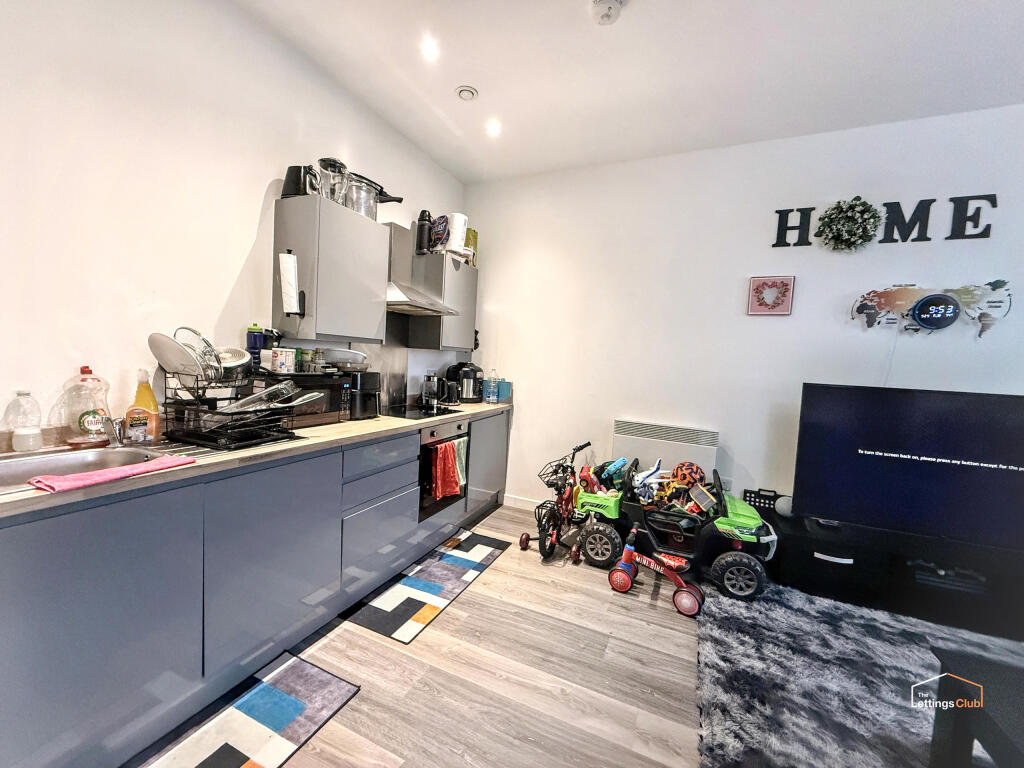 Apartment in Bradford, Heaton Royds, Chellow Heights - View 4