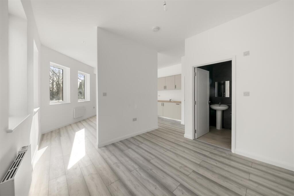 Apartment in Runnymede, Callow Hill - View 5