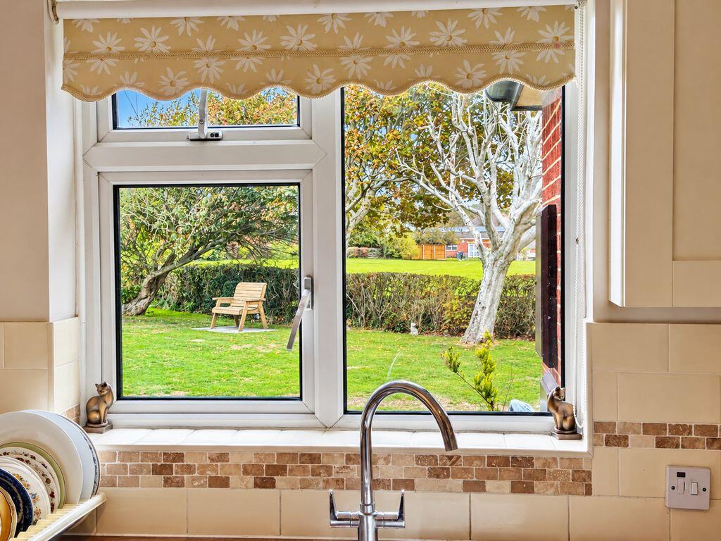 Nightingale Court, Middleton on Sea photo 4