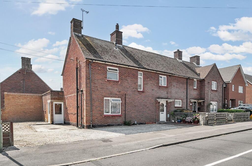 3-bed semi-detached on 22, Baynard Close, £425,000
