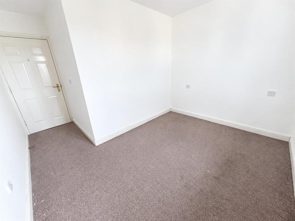 Apartment in Calderdale, Thornhills - View 5