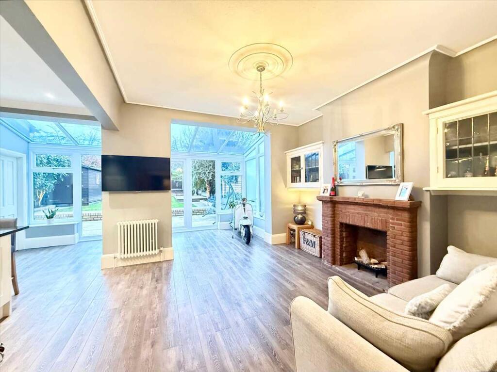Woodfield Gardens, Leigh on Sea photo 4
