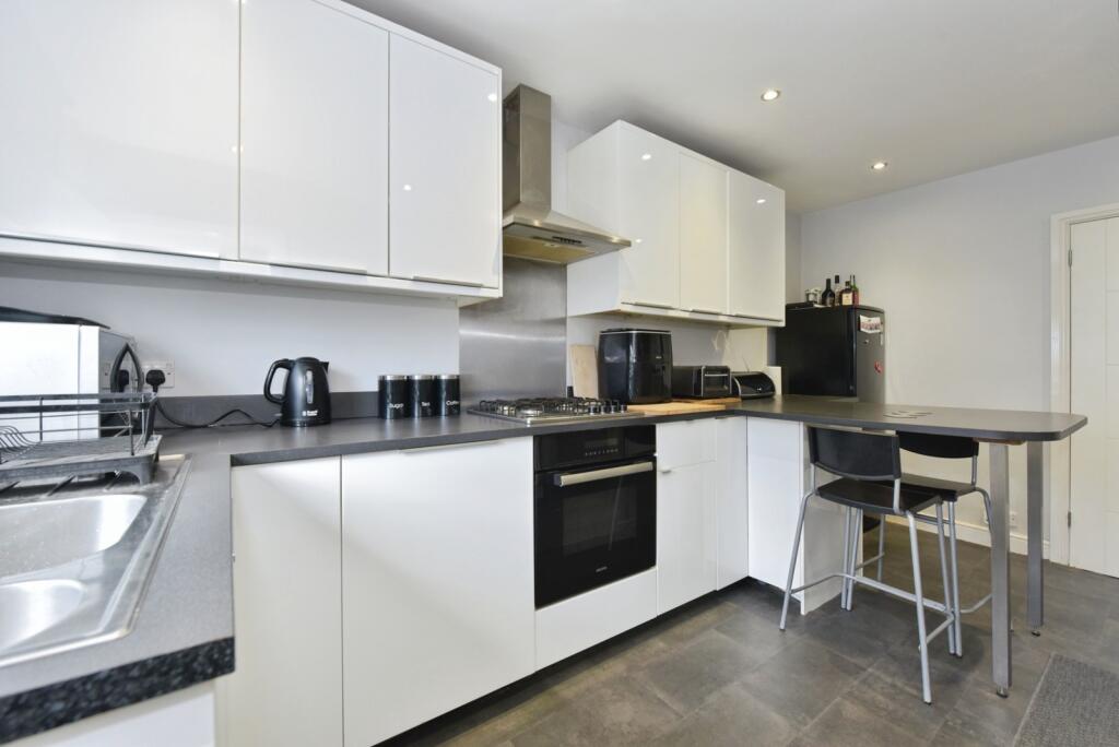 Gloucester Road, Chesterfield, Derbyshire, S41 photo 3