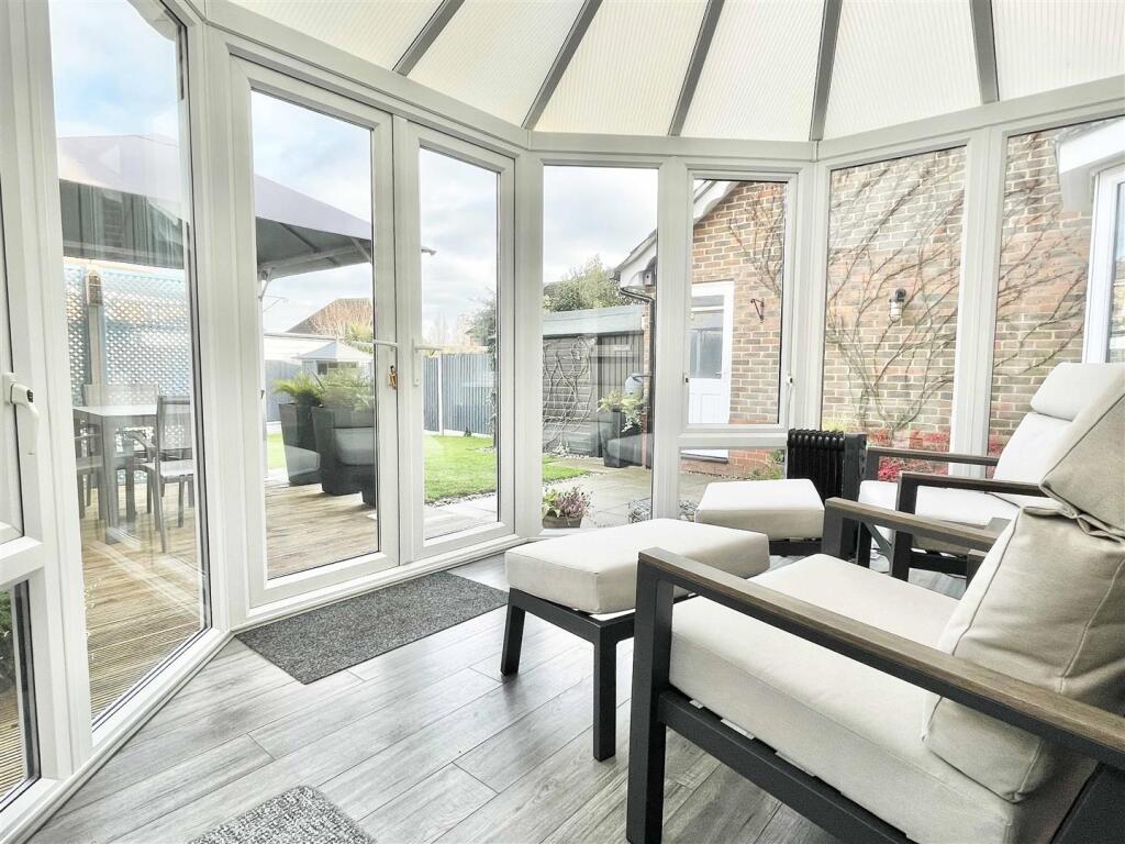 House in Chelmsford, Chancellor Park, Chelmer - View 5