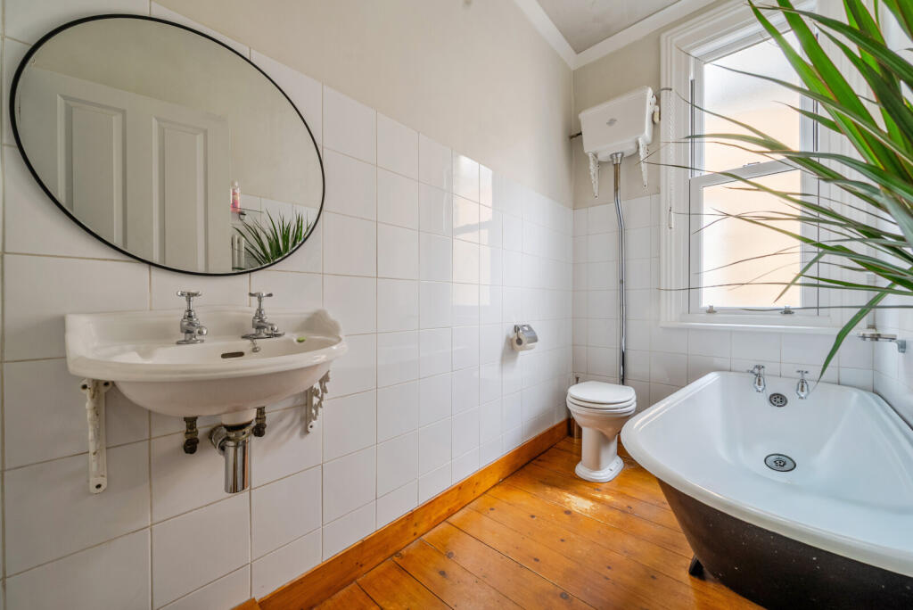 House in London, Norbiton - More