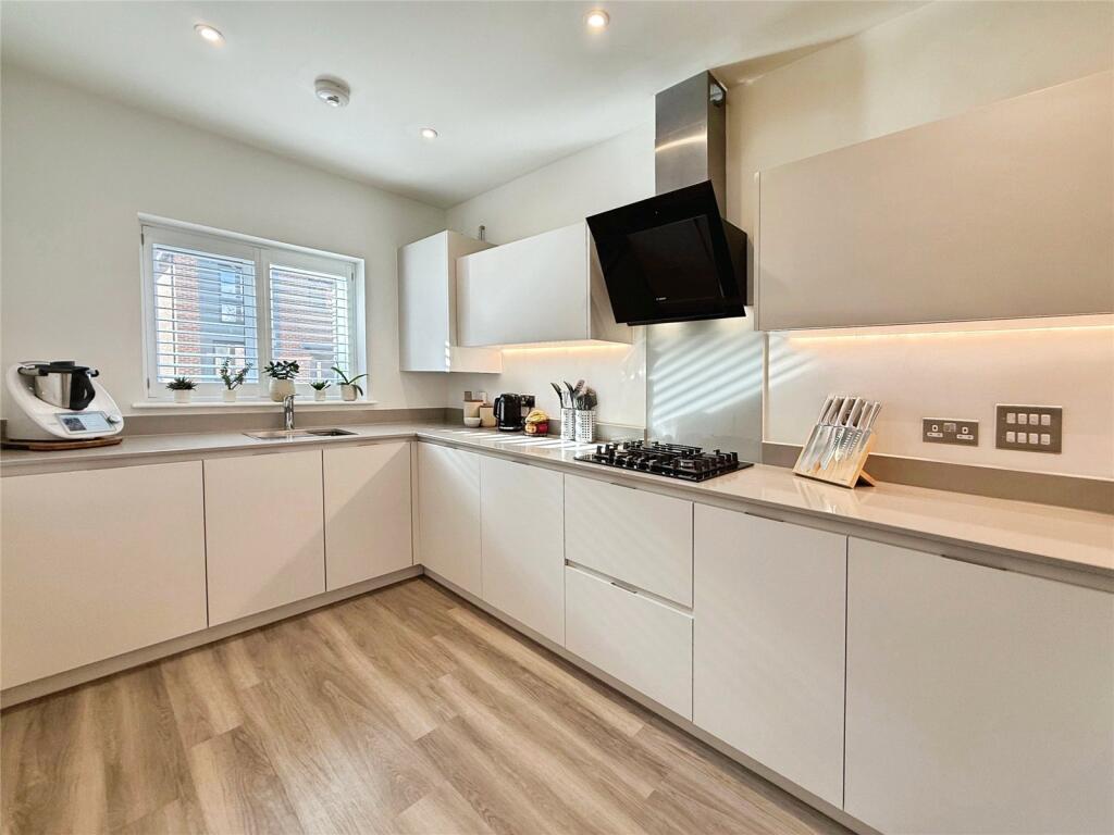 Dunlop Row, Crowthorne, Berkshire, RG45 photo 3