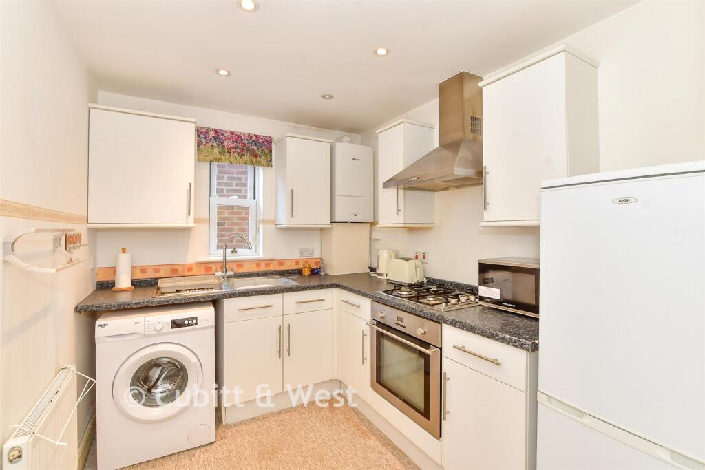 Apartment in Waterlooville, Denmead retail, Denmead - View 2