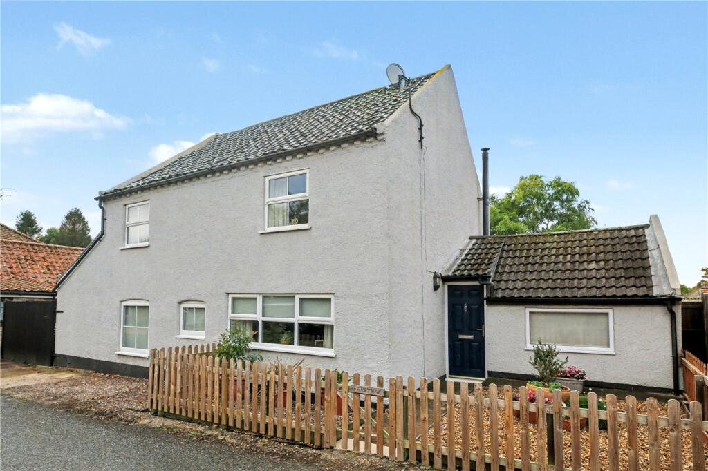 3-bed detached on The Street, Norton Subcourse, Norwich, Norfolk, NR14, £325,000