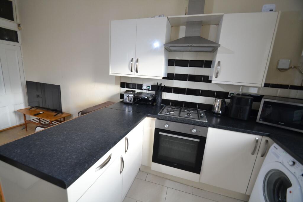 1 bedroom house share for rent