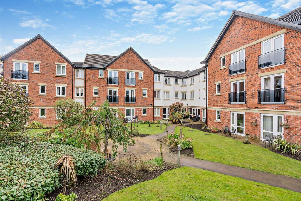 1-bed flat on Valley Court, Longsight Road, Ramsbottom, Bury, £215,000