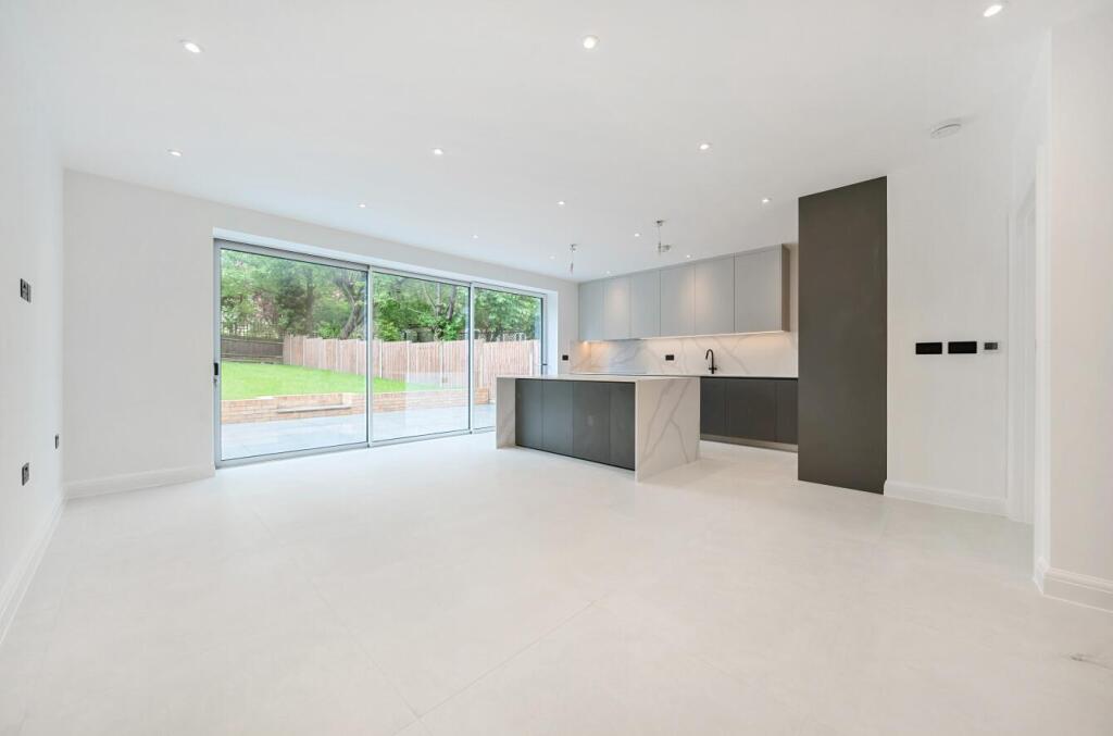 Chanctonbury Way, Woodside Park photo 2