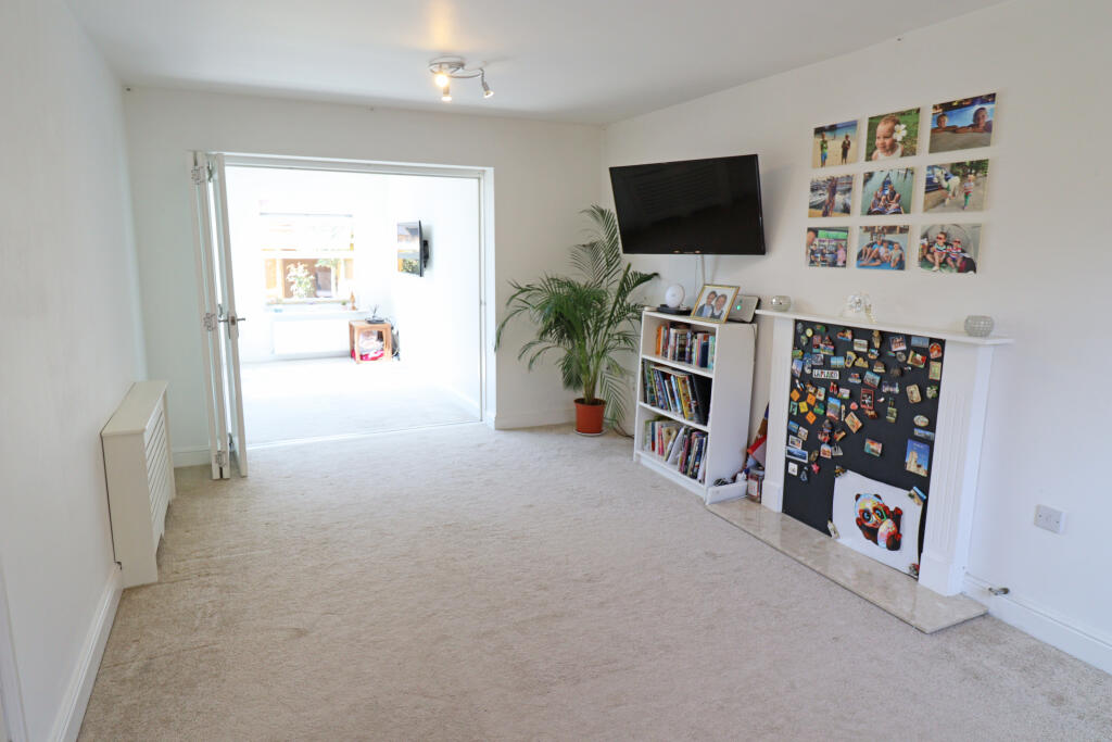 House in Romford - More