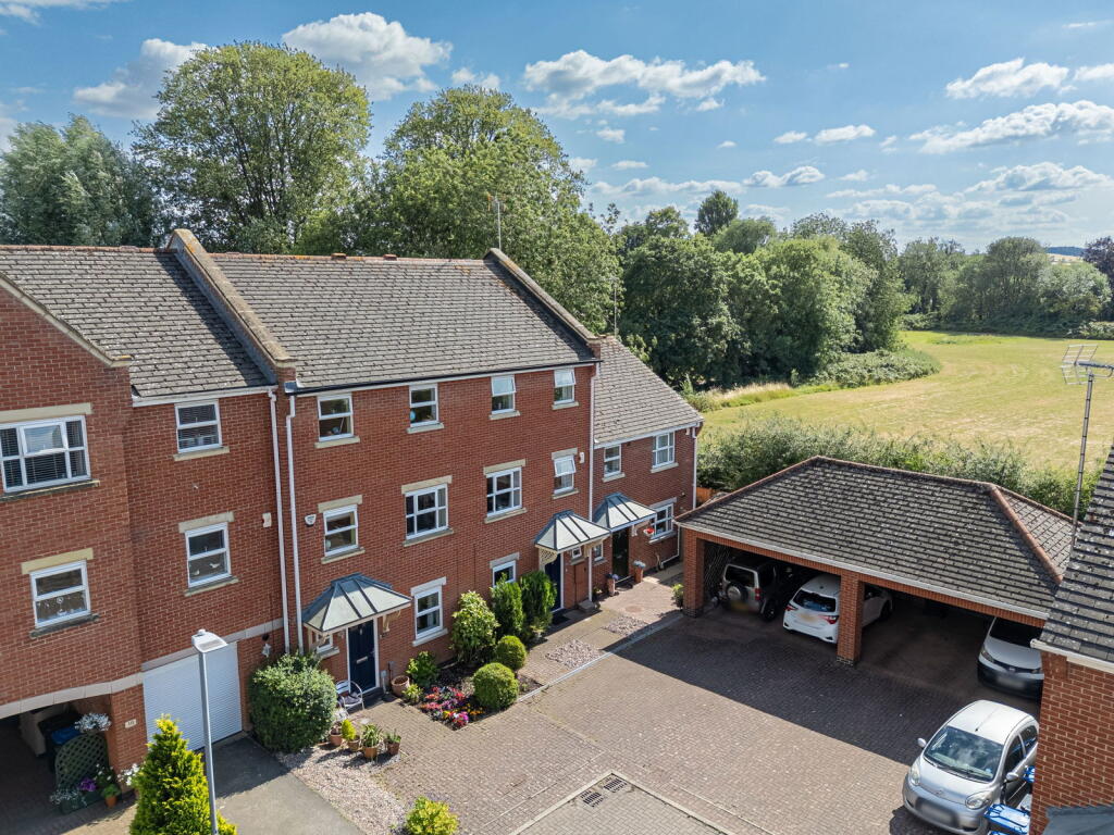 3-bed terraced on Yeomanry Court, Market Harborough, LE16 9BL, £300,000