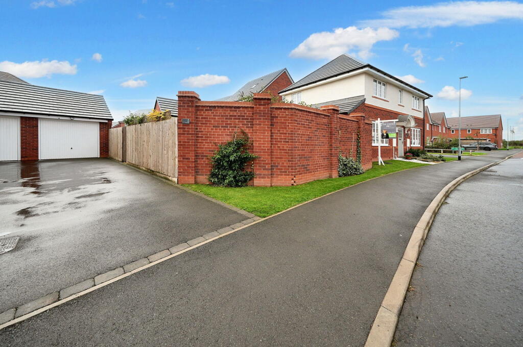 Ash Close, Penkridge, Staffordshire photo 2