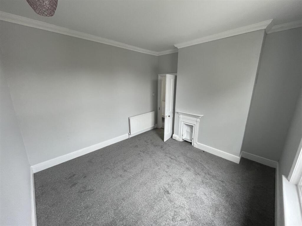 Apartment in Bournemouth, Charminster - More