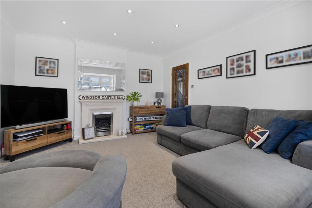 Walpole Road, Old Windsor photo 4