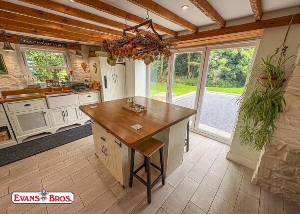 KITCHEN / BREAKFAST ROOM
