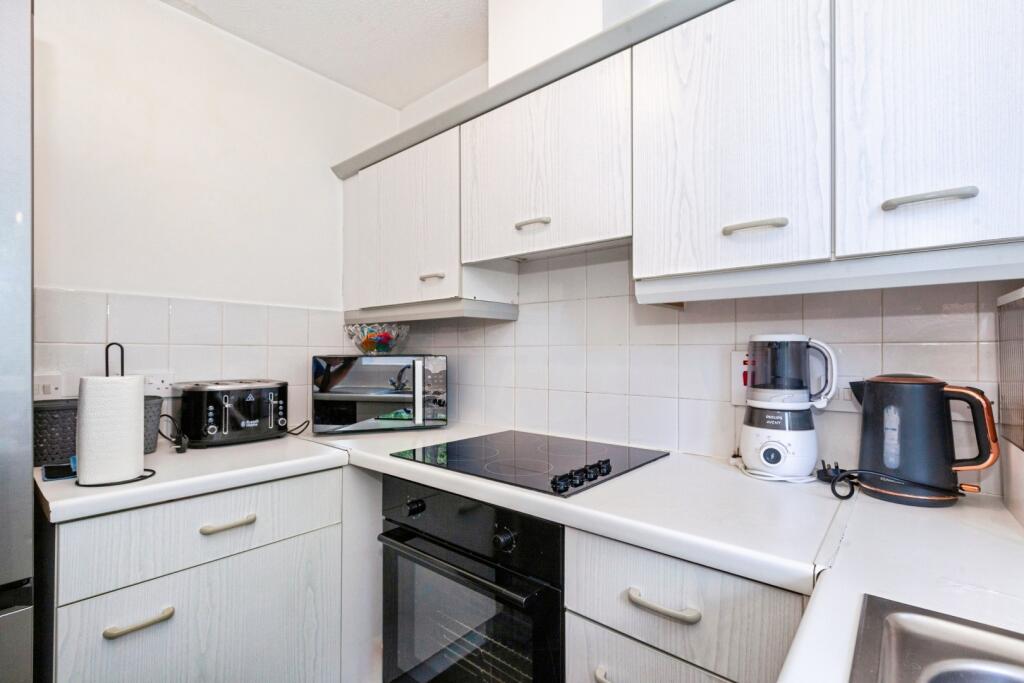 Apartment in Slough - View 4