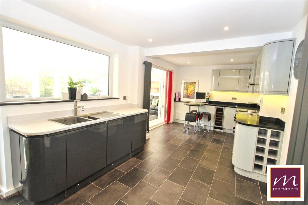 Dean Close, Aylesbury, Buckinghamshire, HP21 photo 3