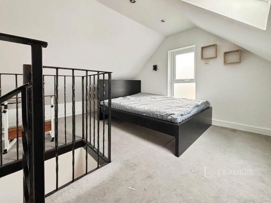 House in Croydon - View 3
