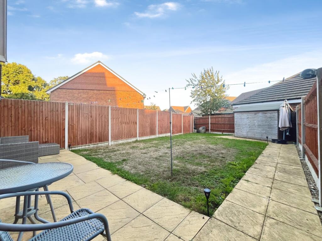 Hops Drive, Badshot Lea, Farnham, Surrey, GU9 photo 4