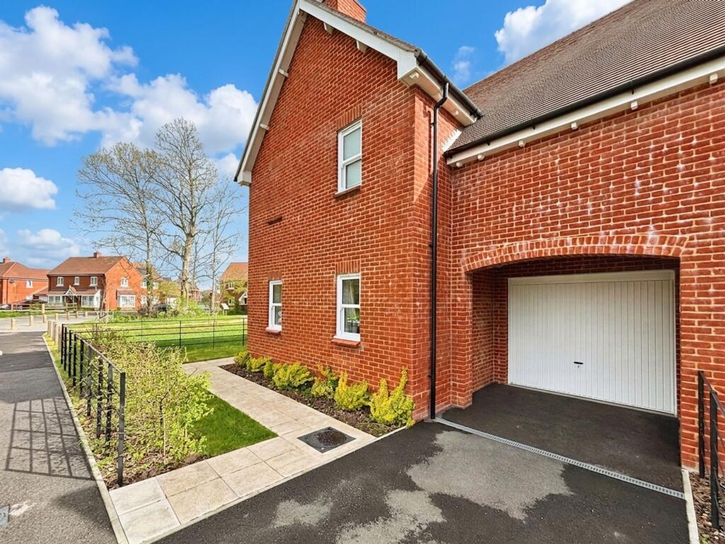 Kingfisher Drive, Burgate, SP6 photo 4