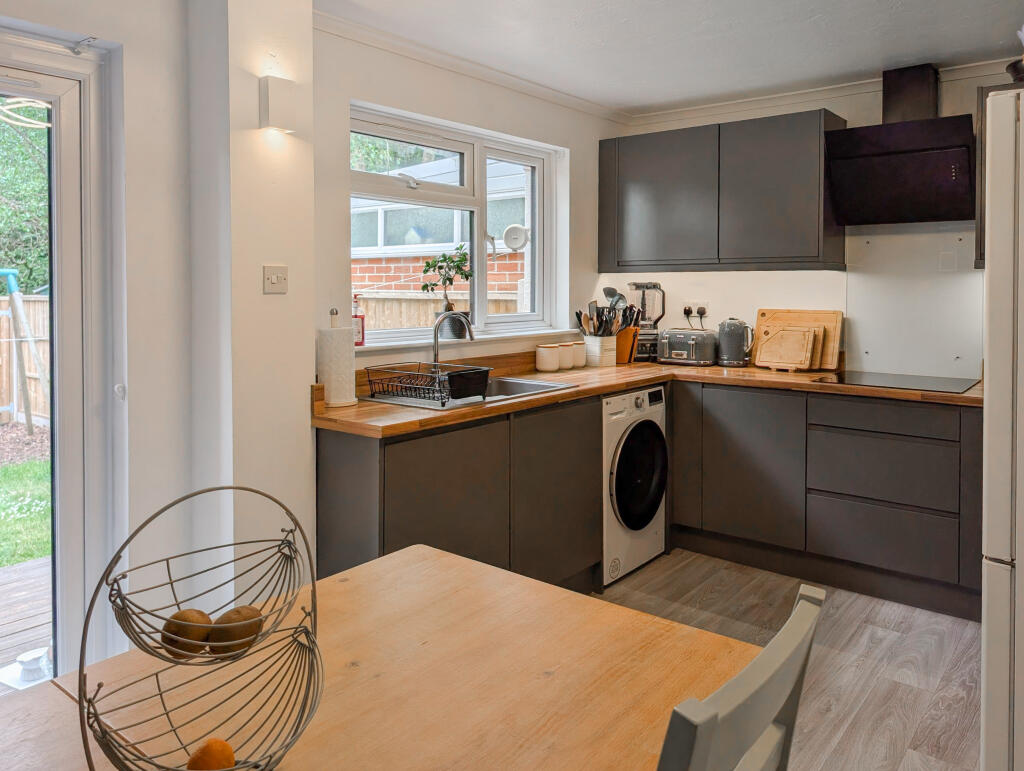 Larch Close, Poole, BH17 photo 5