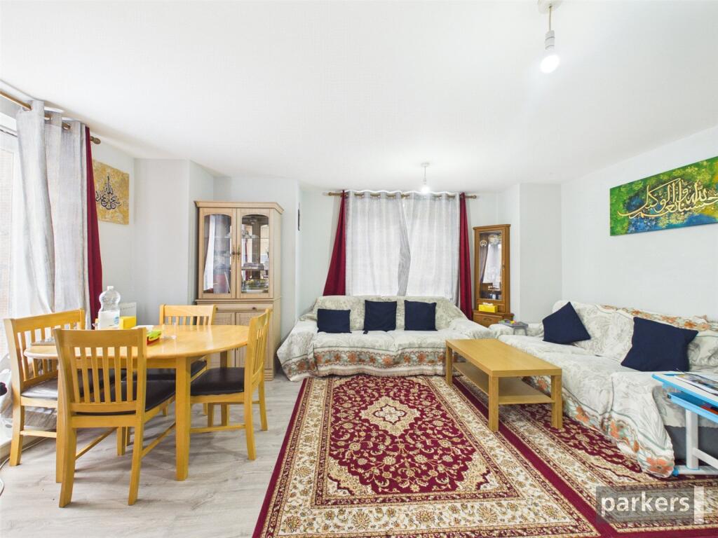 Regis Park Road, Reading, Berkshire, RG6 photo 3